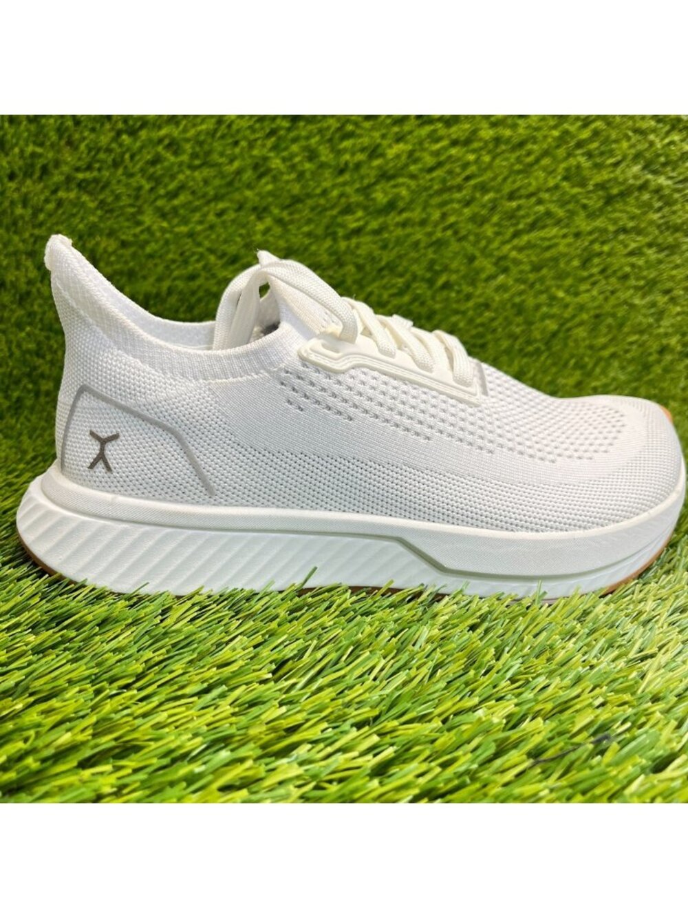 Flux Footwear Adapt Runner White Gum Womens Size 6.5 Athletic Shoes Sneakers